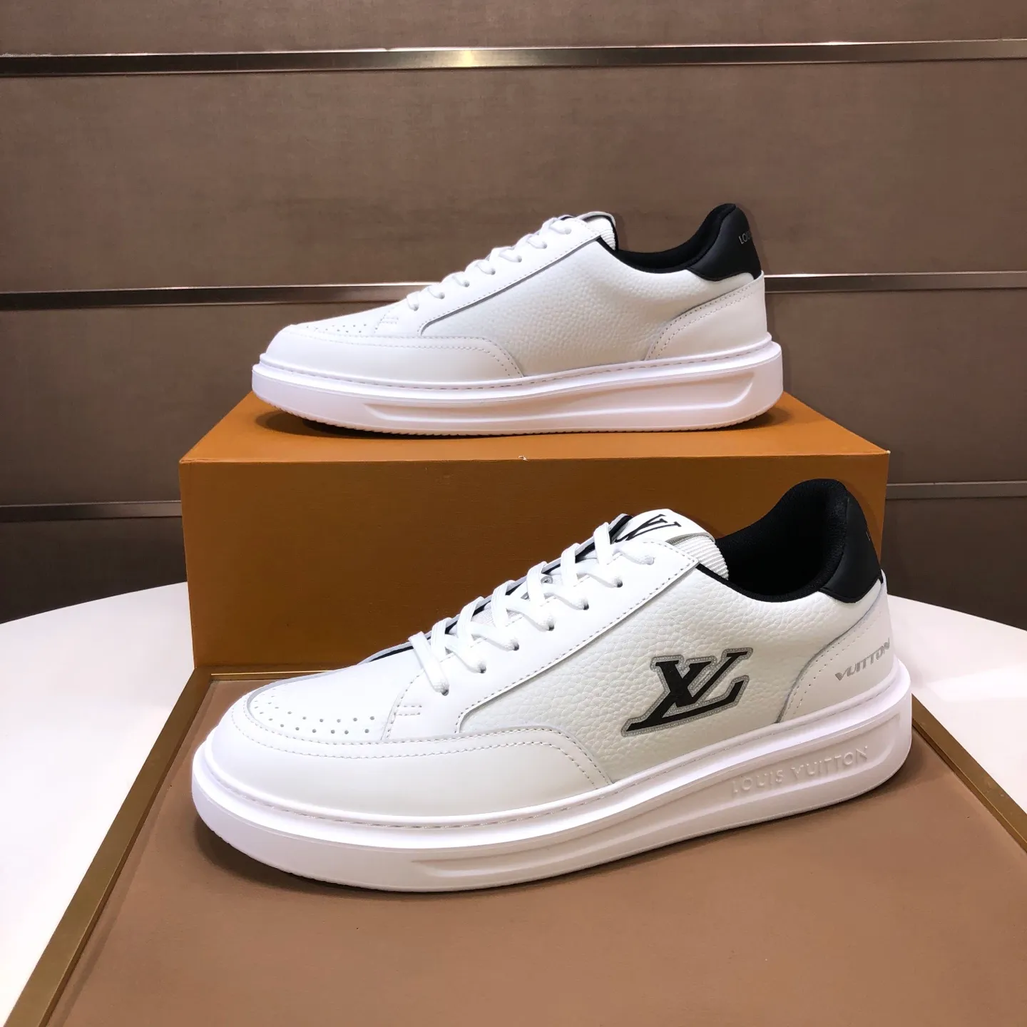 Factory batch 640💰original development, quality shipment, welcome to compare - LV sneaker series sports shoes introduce the loose silhouette of the ready-to-wear series into the spring and summer men's wear shows and make an eye-catching appearance. The cow leather upper is combined with rough fabric laces, and colorful beading highlights the brand's classic elements. LV letters mark the tongue and Monogram floral outsole. Mixed materials Made of top-grain cowhide, thick shoelace design, large Monogram print on the side, mesh lining and cotton feet, the comfort is as extreme as ever, premium heritage, quality first, worth owning! Size: Men’s 38-45 (45 is custom-made and cannot be returned or exchanged)